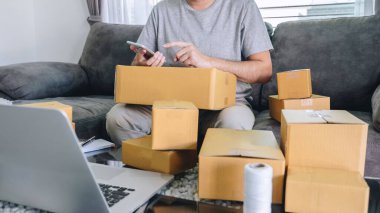 Küçük işletme paketi istemciye evde, genç entr Sevkıyatın