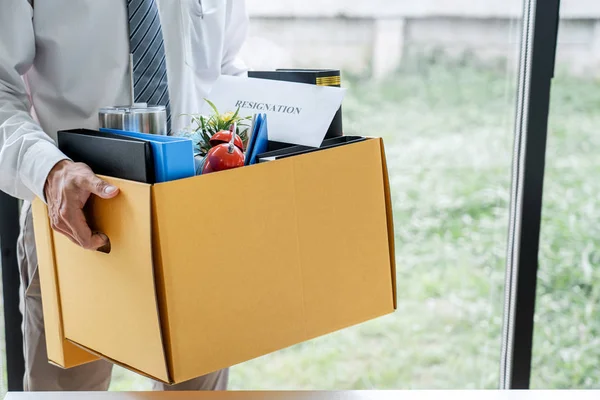 Zdjęcia biznesmena, jak pakuje swój własny belon. — Zdjęcie stockowe