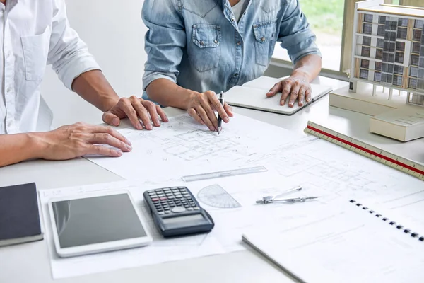 Ingeniero de Arquitectura Reunión de Trabajo en Equipo, Dibujo y Trabajo para —  Fotos de Stock