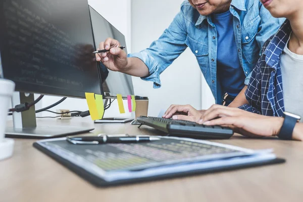 Escribir códigos y teclear tecnología de código de datos, dos profesionales — Foto de Stock