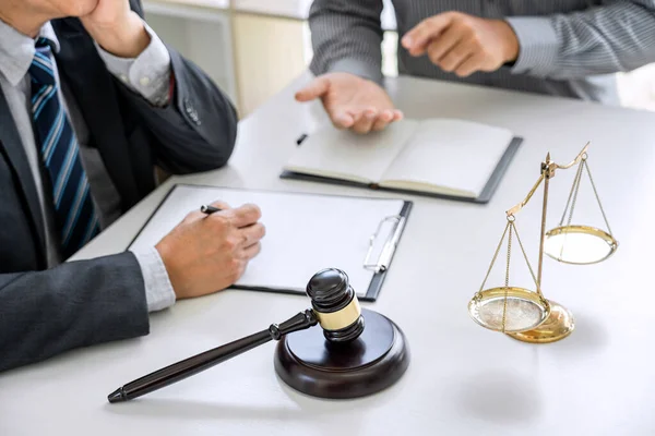 Gavel bíró az igazságszolgáltatás mérlegével, üzletember és ügyvéd vagy társ — Stock Fotó