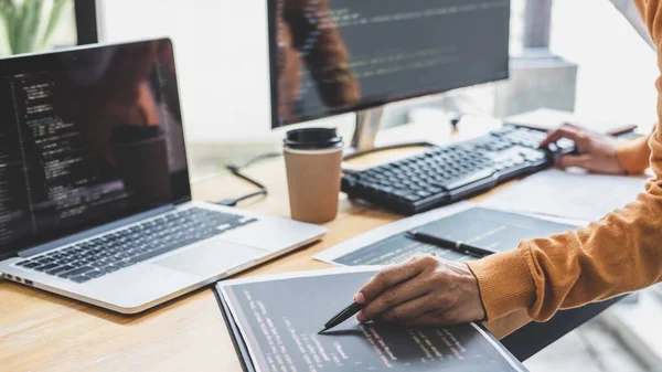 Junger professioneller Programmierer, der an der Entwicklung von Programmen arbeitet — Stockfoto