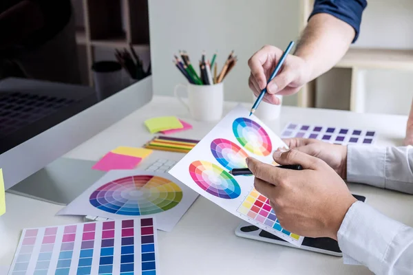 Due colleghi grafici creativi che lavorano su selecti di colore — Foto Stock