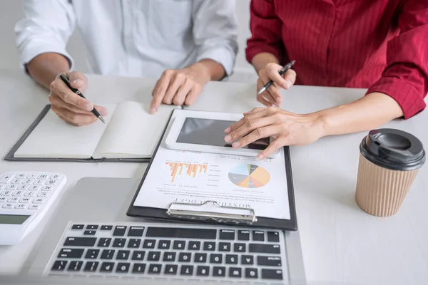 Reunión de equipo informal de negocios trabajando con nuevo proyecto de startup, d — Foto de Stock