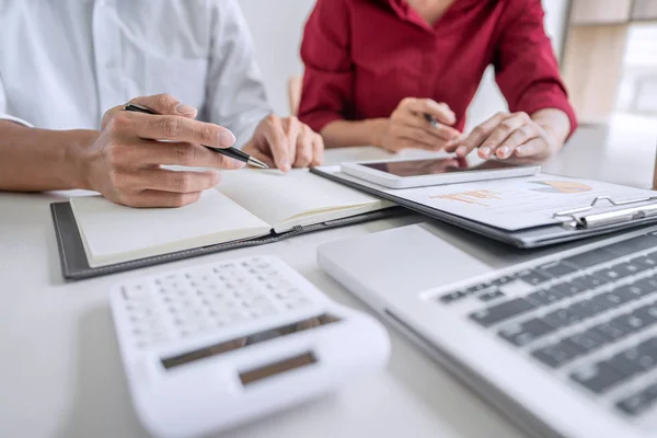 El trabajo en equipo de los colegas informales de negocios, consulta nueva strateg — Foto de Stock