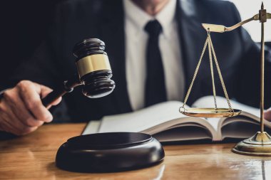 Kontrat kağıtları, hukuk kitapları ve ahşap tokmakla çalışan erkek avukat ya da hakim, hukuk firmasında avukat, hukuk ve hukuk hizmetleri kavramı.