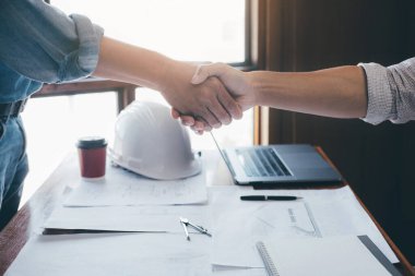 Toplantı ve tebrik, iki projeyi için mühendis veya mimar toplantı, karşılıklı istişare ve konferans yeni proje planı, sonra sözleşme şirketleri, başarı, ortaklık için.