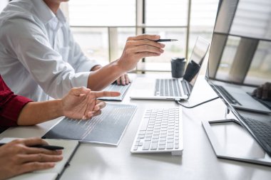 Yazılım geliştirme ofisinde çalışan, kod yazan ve veri kodu yazan programcılar, HTML, PHP ve javascript ile programlama.