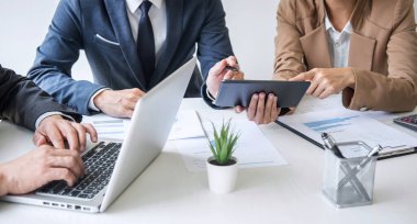 İş ortaklarından oluşan bir grup profesyonel ekip, yeni strateji pazarlama projesi yatırımıyla şirket karını artırmak için tartışıyor ve analiz ediyor..