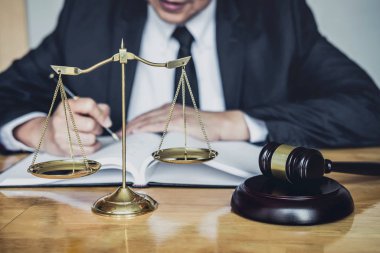 Kontrat kağıtları, hukuk kitapları ve ahşap tokmakla çalışan erkek avukat ya da hakim, hukuk firmasında avukat, hukuk ve hukuk hizmetleri kavramı.