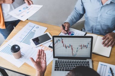 İş ekibi işbirliği mali veriler ve pazarlama büyüme raporlarıyla analiz etmeyi takım halinde, şirket kârından yararlanmak için strateji planlama, sunum ve beyin fırtınası grafiği üzerinde tartışır..