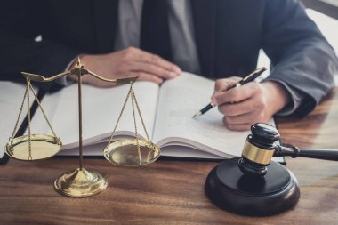 Kontrat kağıtları, hukuk kitapları ve ahşap tokmakla çalışan erkek avukat ya da hakim, hukuk firmasında avukat, hukuk ve hukuk hizmetleri kavramı.