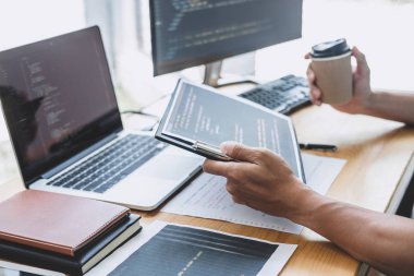 Bir yazılım geliştirme ofisinde çalışan, kod yazan ve veri kodu yazan, HTML, PHP ve javascript ile programlanan genç Profesyonel programcı.