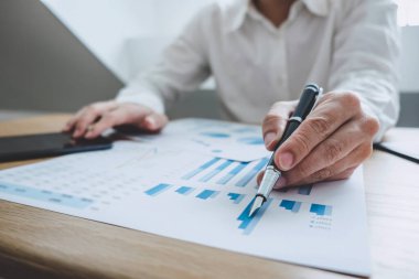 Mali tasarruf bankacılık kavramı, adam muhasebeci hesaplamalar gelir dijital tablet ve hesap makinesi ile mali grafik verilerini çözümleme.