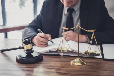 Kontrat kağıtları, hukuk kitapları ve ahşap tokmakla çalışan erkek avukat ya da hakim, hukuk firmasında avukat, hukuk ve hukuk hizmetleri kavramı.