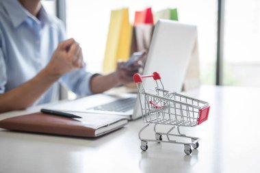 Kadın kredi kartı kayıt kodu ödemelerini çevrimiçi alışveriş ve müşteri hizmetleri ağ bağlantı pazarında kullanıyor, laptop, Internet Online alışveriş veya bankacılık kavramında teknoloji kullanıyor.