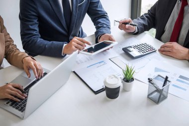 İş ekibi toplantısı mevcut, Sekreter yeni bir fikir sunuyor ve toplantıda yeni finans projesi planıyla profesyonel yatırımcıya rapor hazırlıyor.