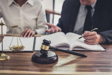 Erkek avukat ya da hakim, iş kadını müvekkil, hukuk ve hukuk hizmetleri kavramı ile takım toplantısı yapmak için danışmanlık yapıyor.