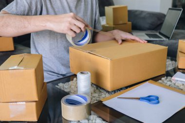 Müşteriye sevkiyat için küçük işletme paketi, genç girişimci KOBİ serbest çalışanı paketleri çevrimiçi paket teslimatı ve paket ürün hazırlama ile birlikte çalışıyor.