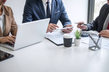 İş ortaklarından oluşan bir grup profesyonel ekip, yeni strateji pazarlama projesi yatırımıyla şirket karını artırmak için tartışıyor ve analiz ediyor..