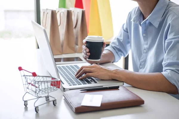 Kadın kredi kartı kayıt kodu ve ödemeleri çevrimiçi alışveriş ve müşteri hizmetleri ağ bağlantı pazarında kullanıyor, dizüstü bilgisayar, internet üzerinden alışveriş veya internet bankacılığı kavramını kullanıyor.