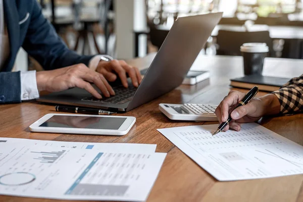 Spolupráce Obchodního Týmu Diskutovat Pracovní Analýzy Finančními Daty Marketing Růst — Stock fotografie