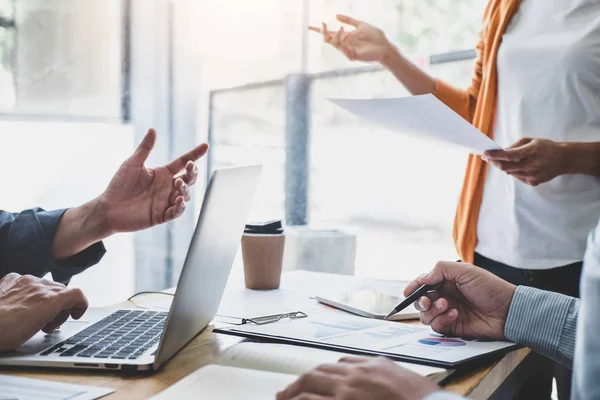 Colaboración Del Equipo Empresarial Discutiendo Trabajo Analizando Con Datos Financieros — Foto de Stock