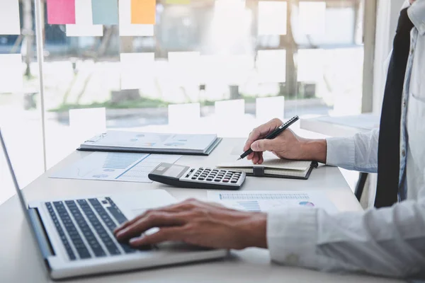 Professionista Sul Lavoro Uomo Affari Che Lavora Analizza Laptop Con — Foto Stock