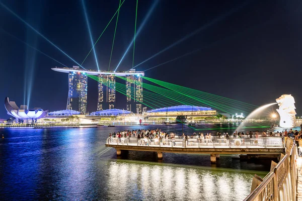 シンガポール シンガポール 8月4 2019 マリーナベイのシンガポールスカイライン夜のマリーナベイサンズホテルでの美しいレーザーショーは 観光客やランドマークセンターで人気があり コストは47億米ドルです — ストック写真