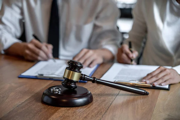 Rechter Hamer Twee Gouden Trouwring Contract Decreet Van Echtscheiding Ontbinding — Stockfoto