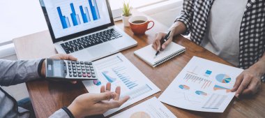 Şirket gelişigüzel yöneticisi sunar ve tartışır şirket büyüme projesi başarı finansal istatistikleri, profesyonel yatırımcı belge ile strateji planı için çalışma başlatır.