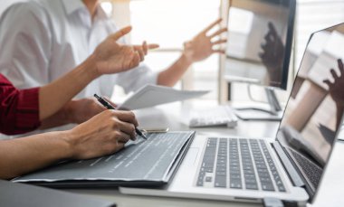Şirket, kodlar ve yazma veri kodu, HTML, PHP ve javascript ile programlama geliştiren bir yazılım üzerinde çalışan ve işbirliği yapan iki profesyonel programcı.