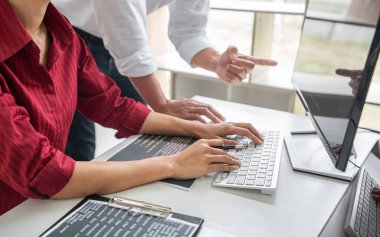 Yazılım geliştirme ofisinde çalışan, kod yazan ve veri kodu yazan programcılar, HTML, PHP ve javascript ile programlama.