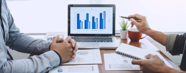 Şirket gelişigüzel yöneticisi sunar ve tartışır şirket büyüme projesi başarı finansal istatistikleri, profesyonel yatırımcı belge ile strateji planı için çalışma başlatır.