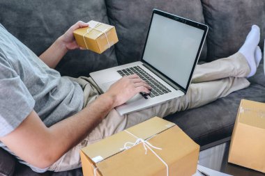 Müşteriye sevkiyat için küçük işletme paketi, genç girişimci KOBİ serbest çalışanı paketleri çevrimiçi paket teslimatı ve paket ürün hazırlama ile birlikte çalışıyor.