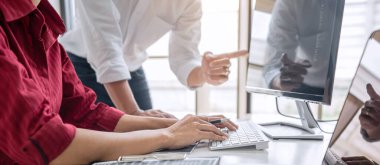 Yazılım geliştirme ofisinde çalışan, kod yazan ve veri kodu yazan programcılar, HTML, PHP ve javascript ile programlama.