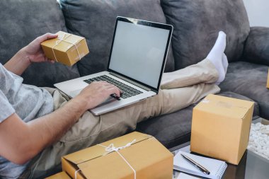 Müşteriye sevkiyat için küçük işletme paketi, genç girişimci KOBİ serbest çalışanı paketleri çevrimiçi paket teslimatı ve paket ürün hazırlama ile birlikte çalışıyor.