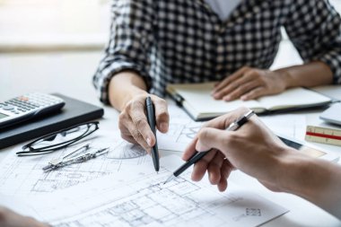 Modellik ve planlama alanında ortaklık ve mühendislik araçlarıyla çalışmak üzere proje için mühendis veya mimar toplantısının inşaat ve yapı konsepti, her iki şirket için de sözleşme.