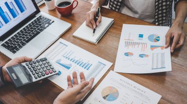 Ekonomik ekip gelişigüzel işbirliği finansal veriler ve pazarlama büyüme raporları ile çalışma analizini takım halinde tartışmak, Konuşan Beyin Fırtınası İletişim Konseptini Görüşmek.