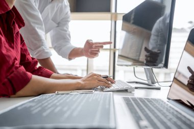 Şirket, kodlar ve yazma veri kodu, HTML, PHP ve javascript ile programlama geliştiren bir yazılım üzerinde çalışan ve işbirliği yapan iki profesyonel programcı.
