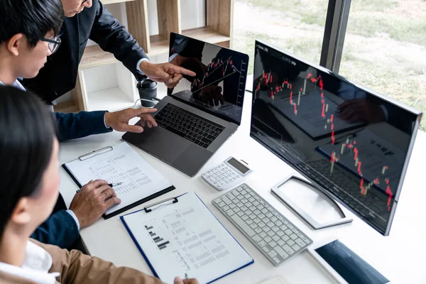 利用计算机 笔记本电脑 讨论和分析图表 数据规划 金融和投资概念进行图表股票交易的业务伙伴 — 图库照片