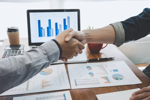 Equipo Casual Negocios Estrechando Mano Después Discutir Una Buena Oferta — Foto de Stock