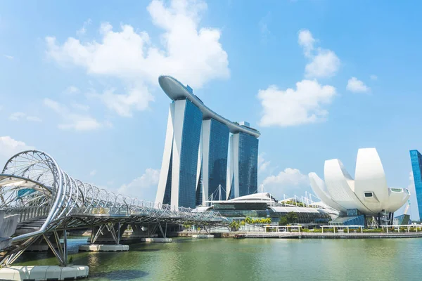 新加坡 新加坡 2019年8月1日 在新加坡滨海湾沙滩赌场和艺术科学博物馆的景观 赫里克斯桥在城市景观地标 — 图库照片