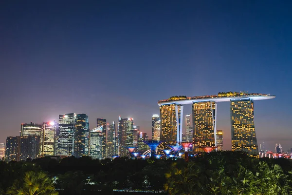 シンガポール 2019年8月23日 シンガポールシンガポールマリーナベイ周辺のビジネスビルの風景夕暮れ時にマリーナベイのビジネスベイ地区を夜景でスカイライン — ストック写真