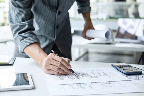 Arquitecto Trabajando Planos Ingeniero Trabajando Con Herramientas Ingeniería Para Proyectos — Foto de Stock