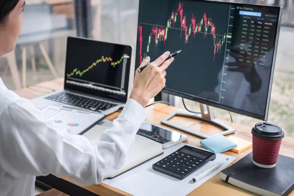 Zakenvrouw Werken Met Computer Laptop Denken Analyseren Van Graph Stock — Stockfoto