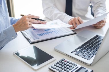 İş ekibi meslektaşları kar büyümek için takım danışma finansal veri ve pazarlama büyüme raporu grafiği ile çalışma analizi tartışıyor, Toplantı Konuşan Beyin Fırtınası İletişim Kavramı.