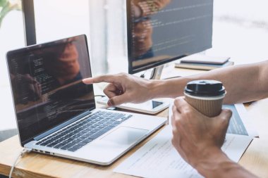 Yazılım geliştirme ofisinde çalışan, kod yazan ve veri kodu yazan programcılar, HTML, PHP ve javascript ile programlama.