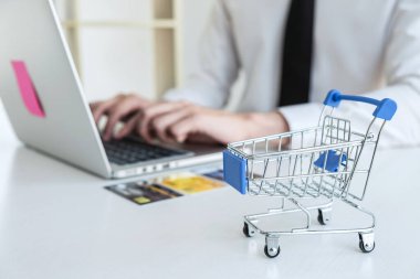 Kredi kartı kayıt kodu ödemelerini online alışveriş ve müşteri hizmetleri ağ bağlantı pazarında kullanan, laptop, Internet Online alışveriş veya bankacılık konseptini kullanan bir adam.