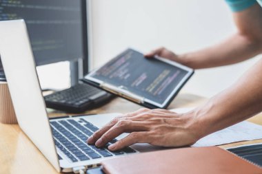 Bir yazılım geliştirme ofisinde çalışan, kod yazan ve veri kodu yazan, HTML, PHP ve javascript ile programlanan genç Profesyonel programcı.
